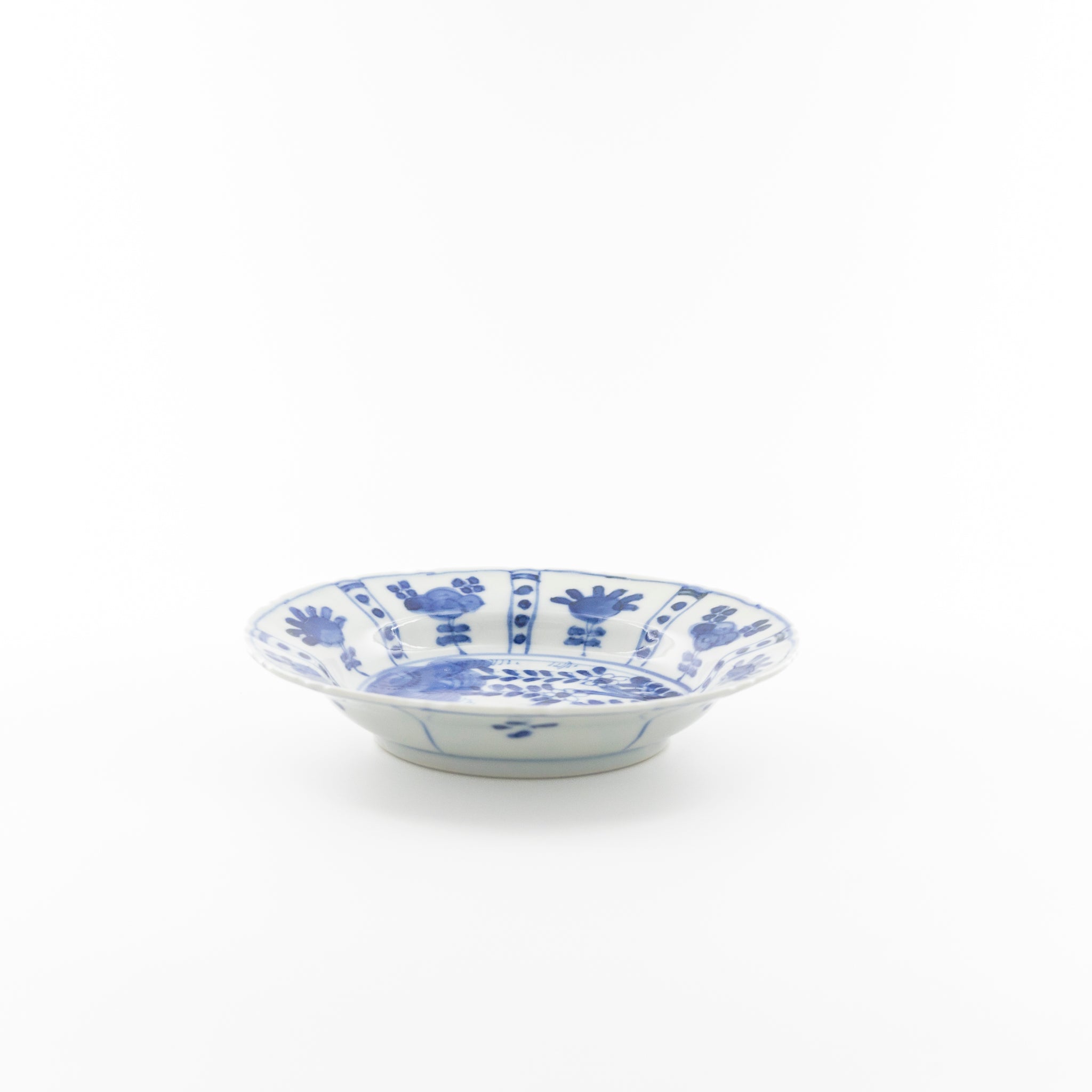 Blue and white bird motif flower plate