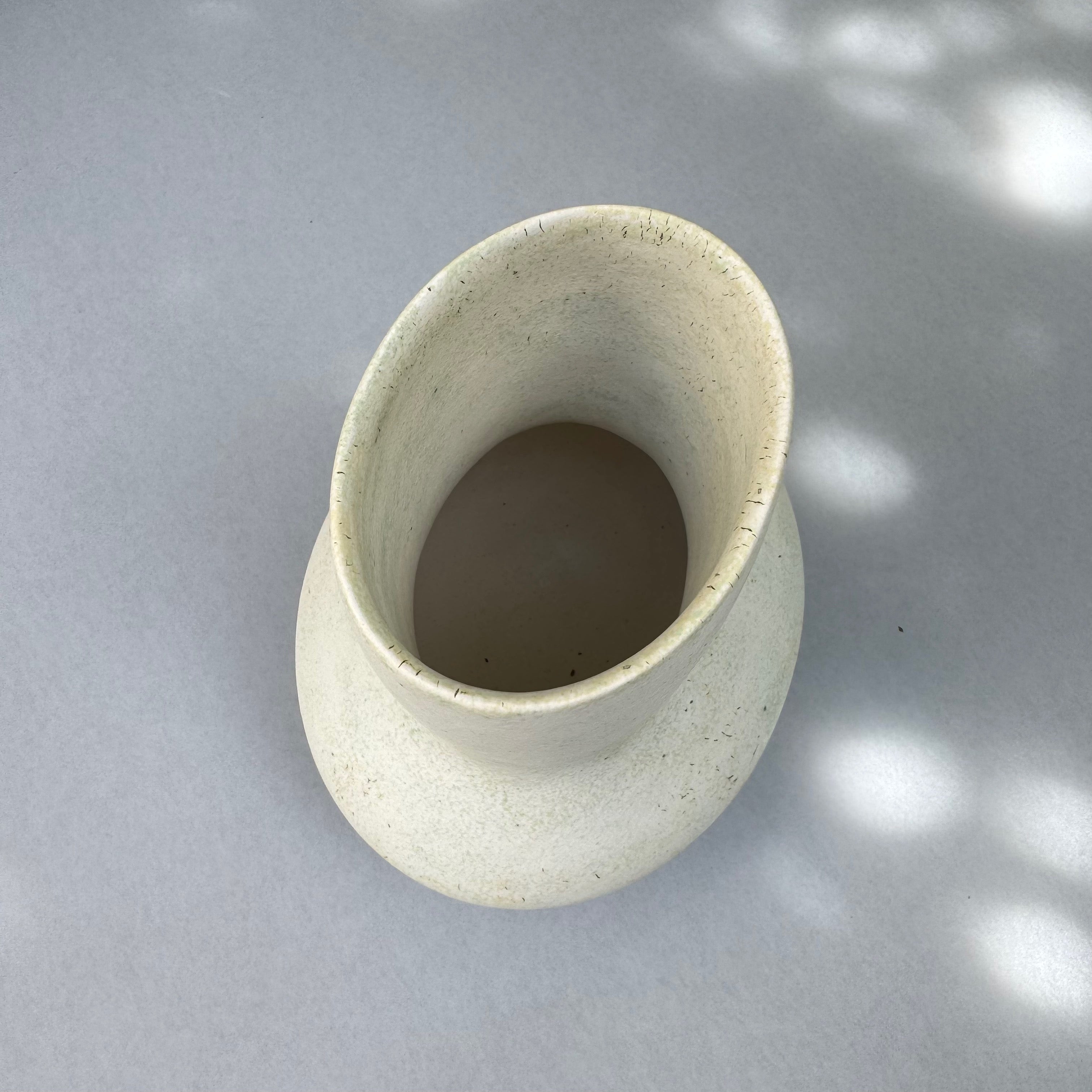色層粉引 花器