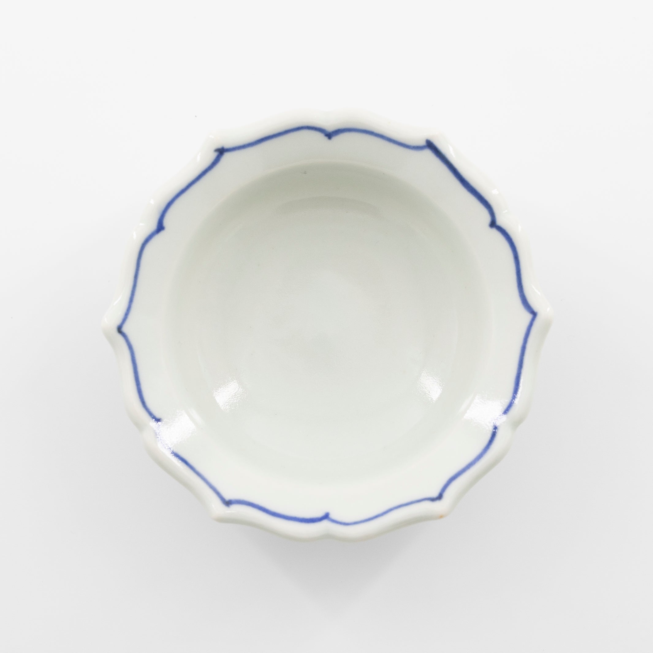 Blue and white ring flower plate