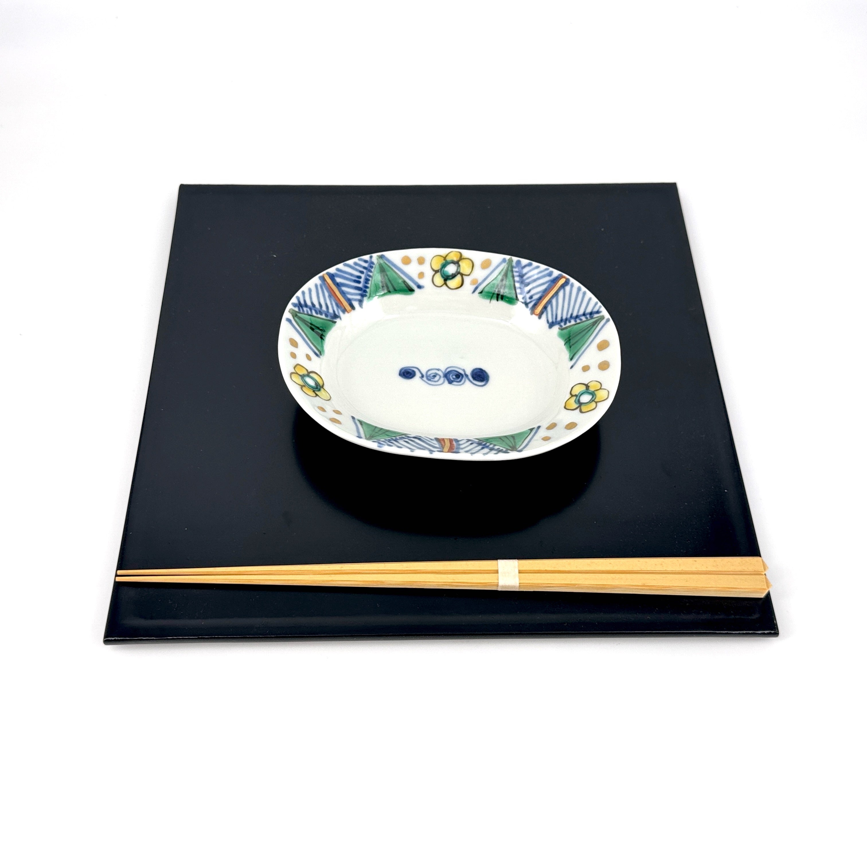 色絵染附金彩 山花文楕円小皿