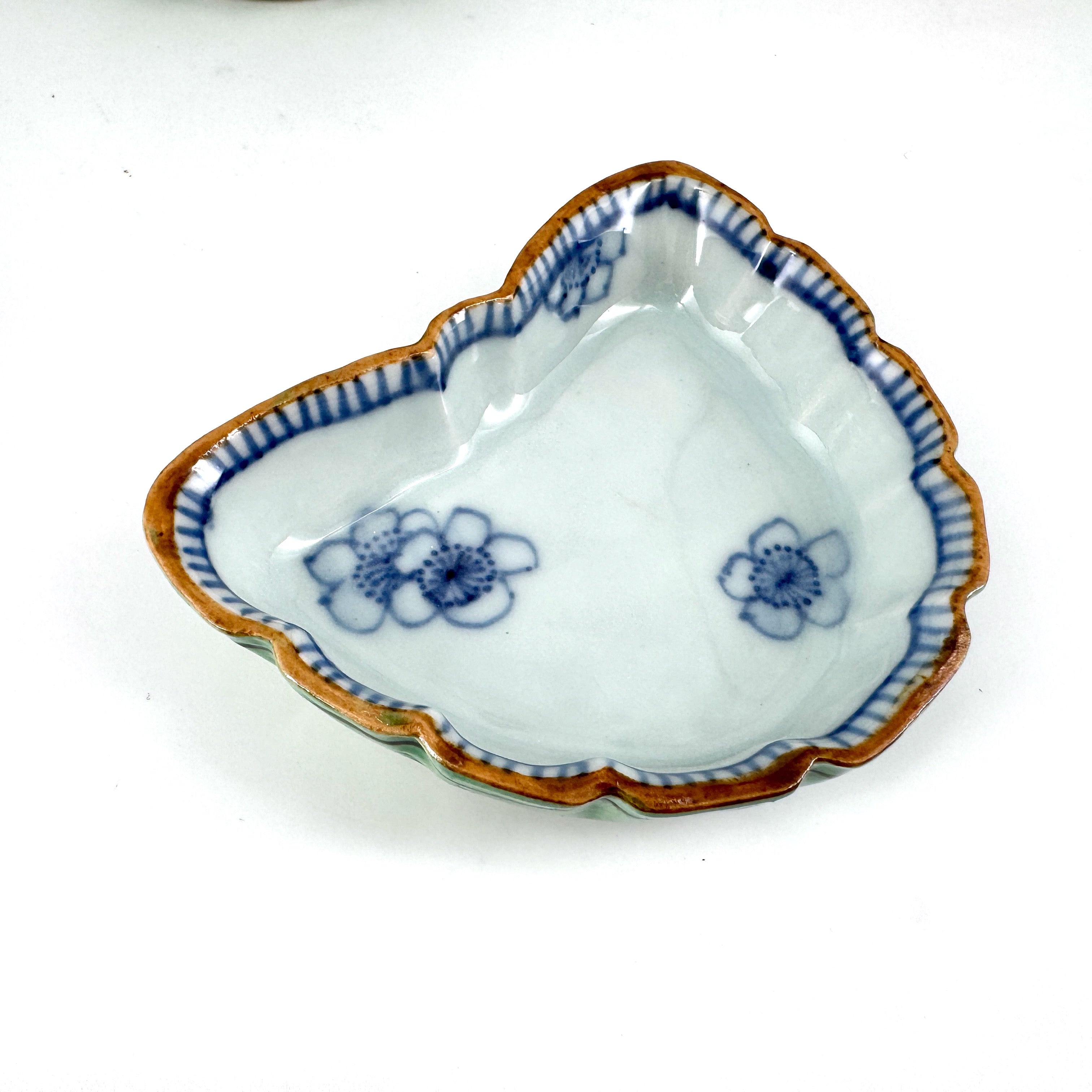 色絵染附 桜文蝶形小皿