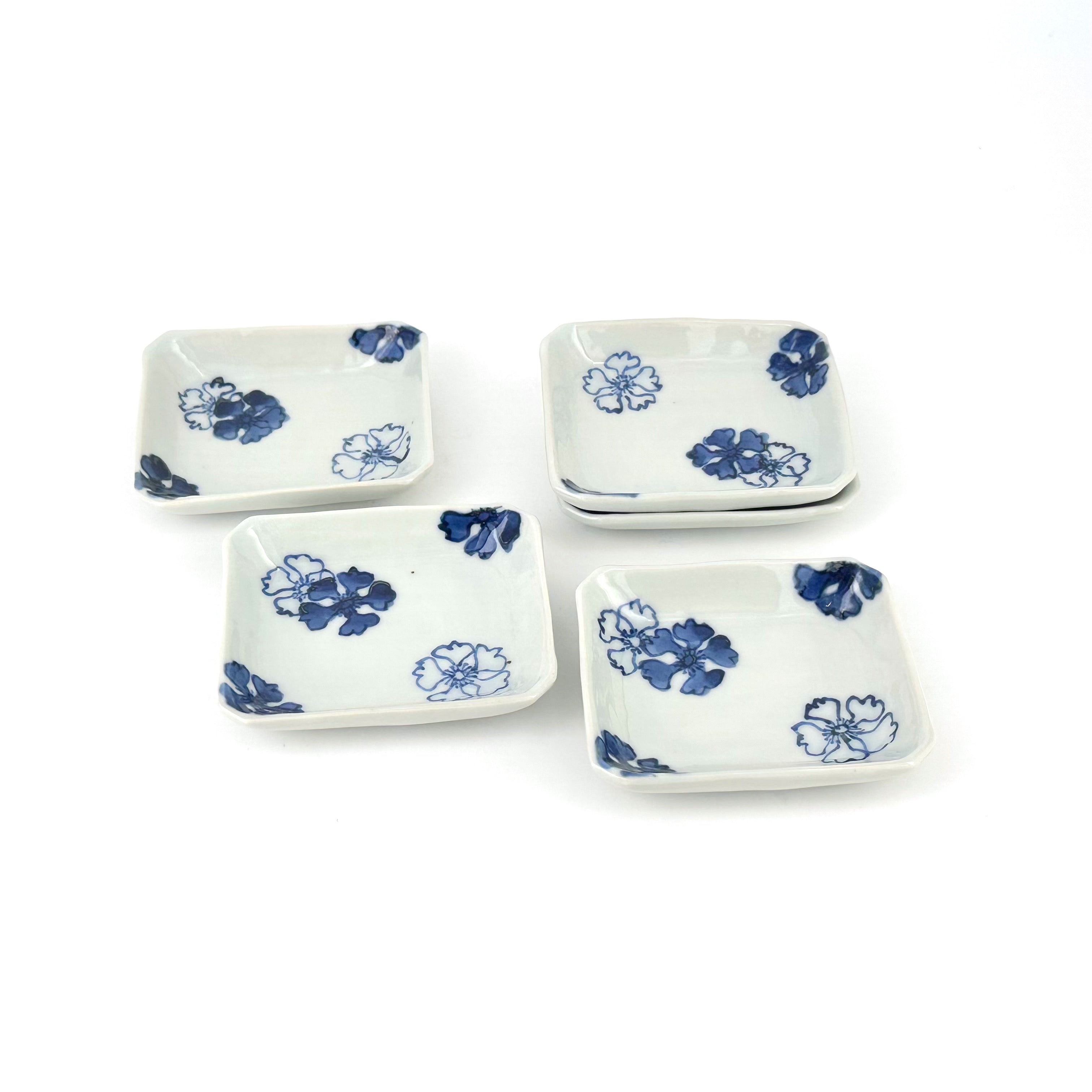 染附 桜ちらし文隅入り角豆皿