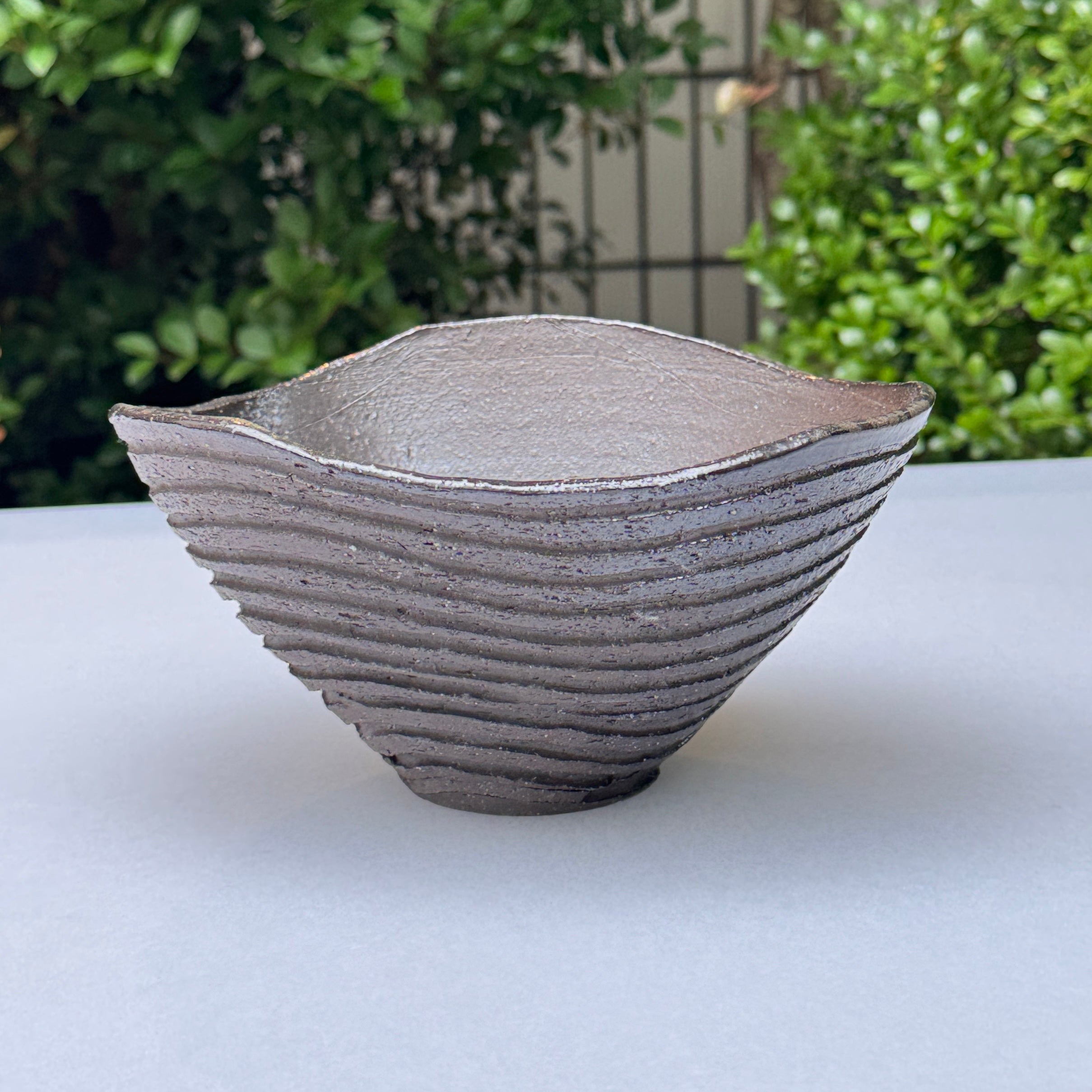 岡見周二作の陶磁器「黒鉢」（写真3枚目）
