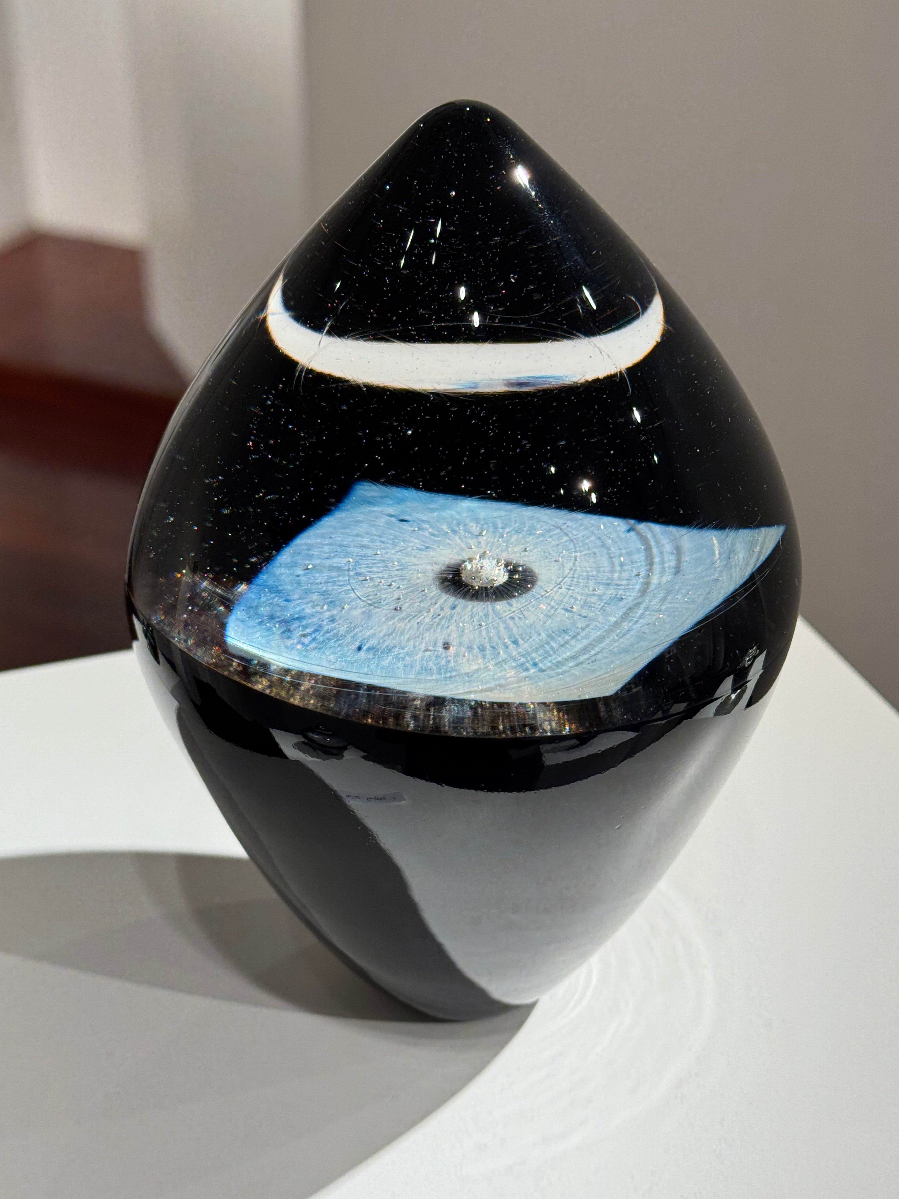 戸田晶子作のガラスのオブジェ「t-3 focus-floating-7」（写真2枚目）
