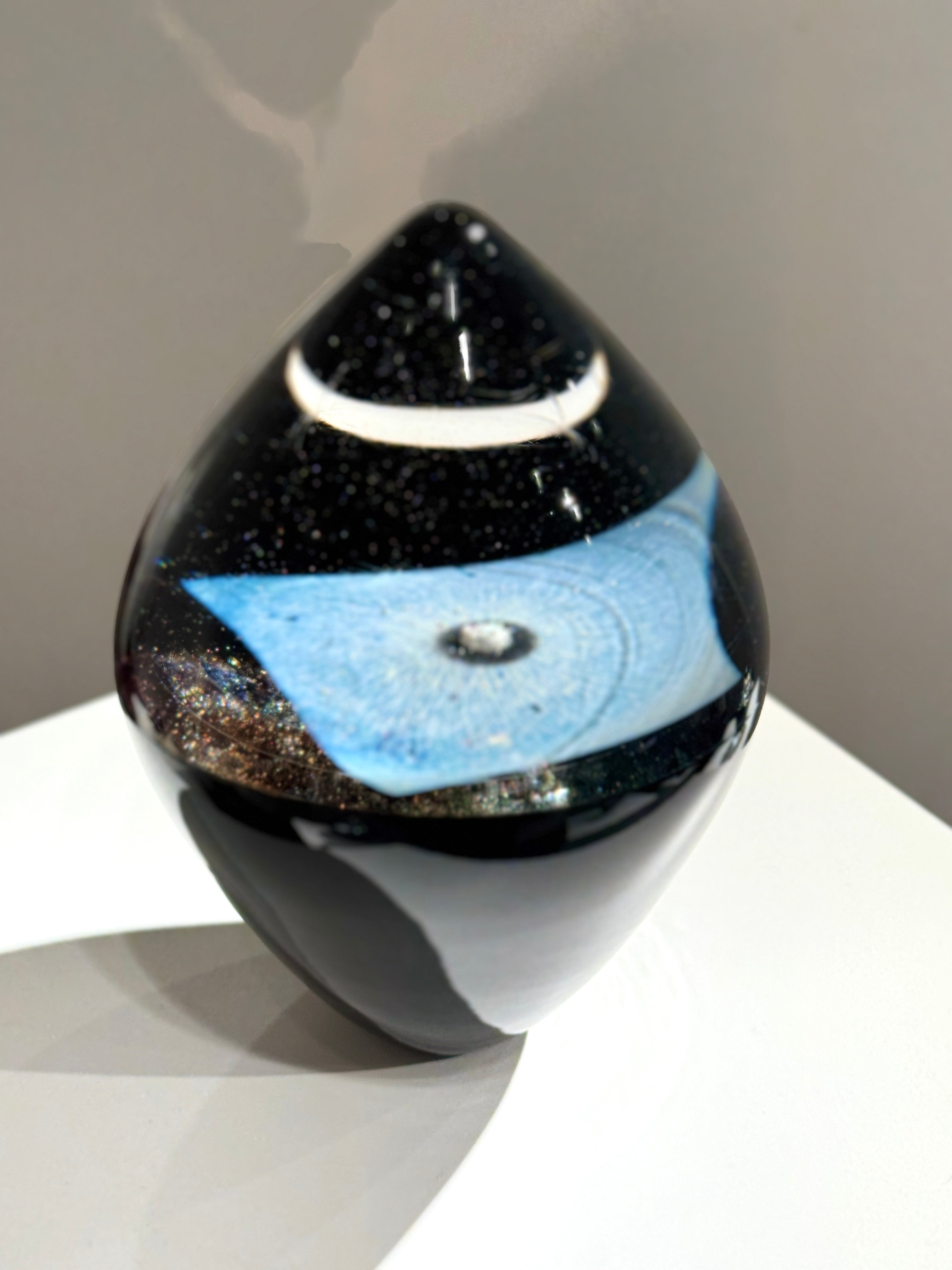 戸田晶子作のガラスのオブジェ「t-3 focus-floating-7」（写真3枚目）