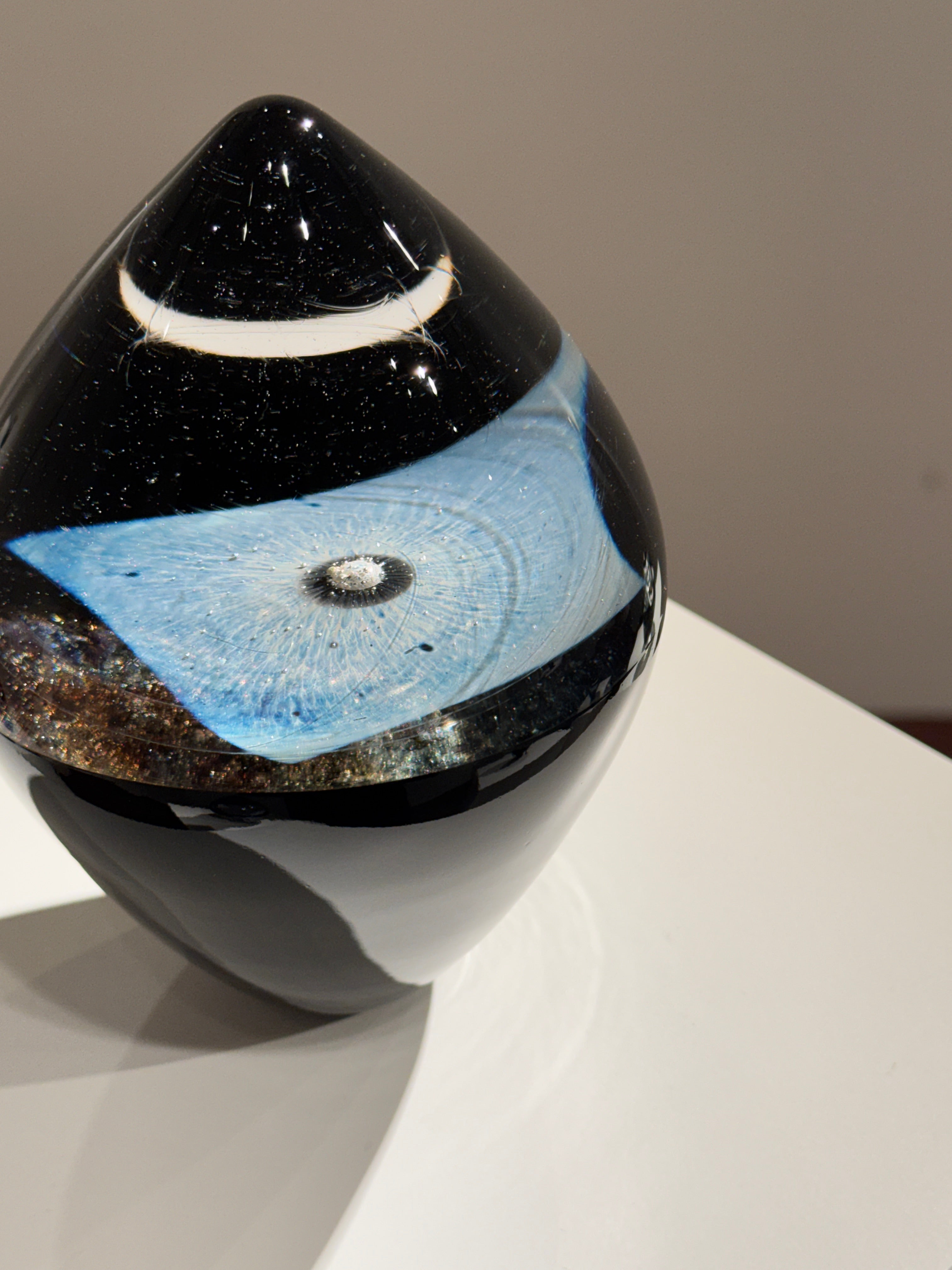 戸田晶子作のガラスのオブジェ「t-3 focus-floating-7」（写真5枚目）