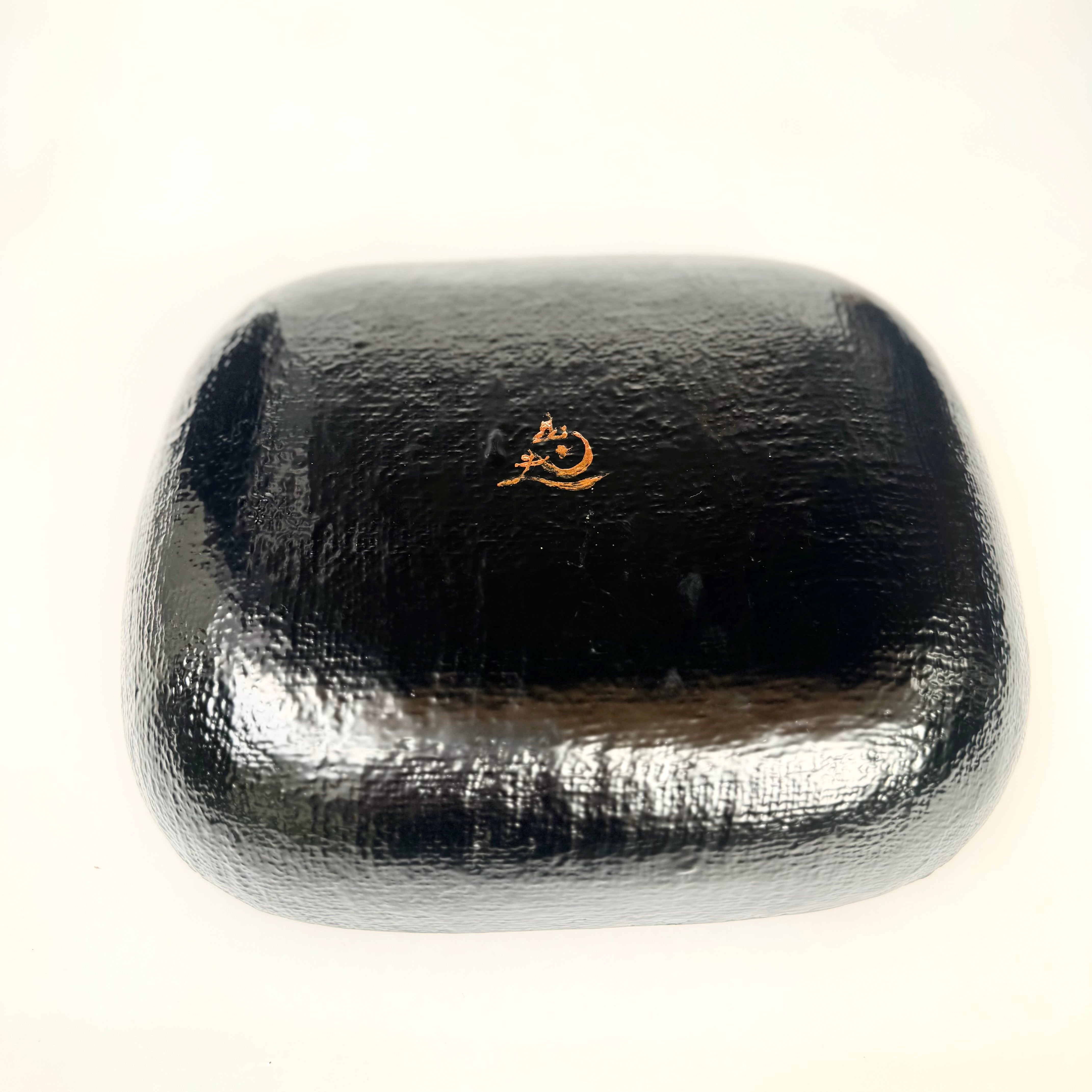 椿紋乾漆盛り器