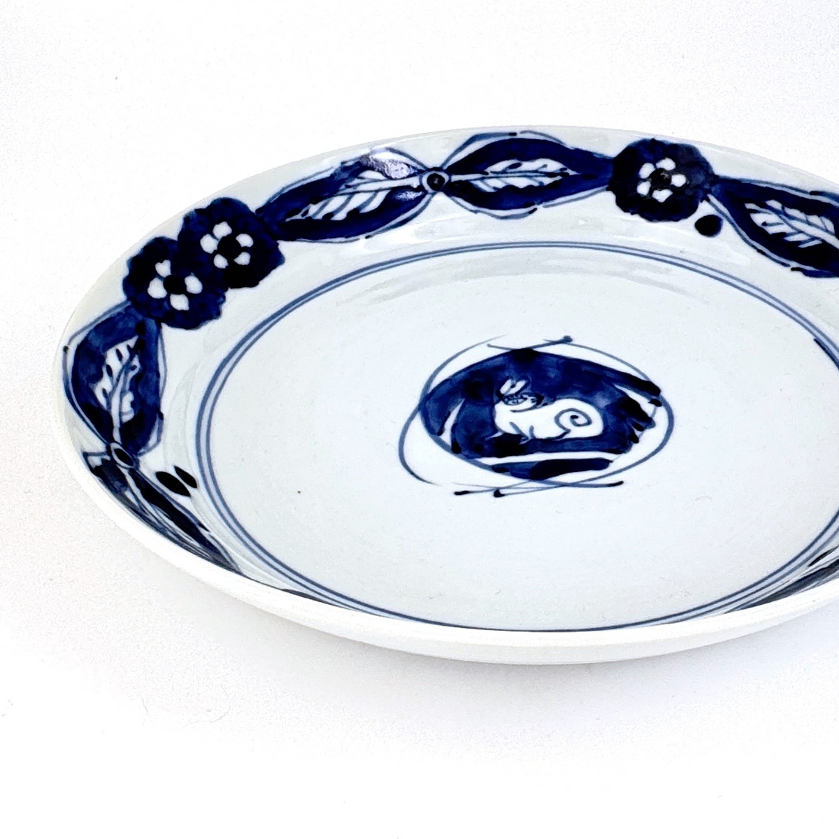 北野敏一作の陶磁器「花輪野うさぎ図平皿(約21cm)」（写真3枚目）